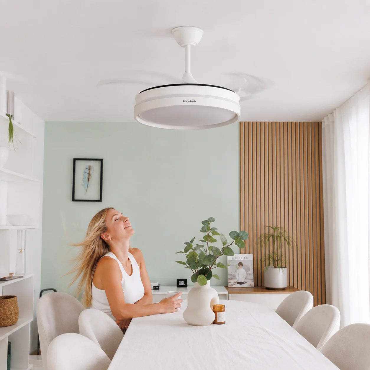 Ventilador de techo moderno con luz LED y aspas invisibles para refrescar tu hogar