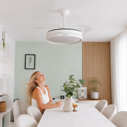 Ventilador de techo moderno con luz LED y aspas invisibles para refrescar tu hogar